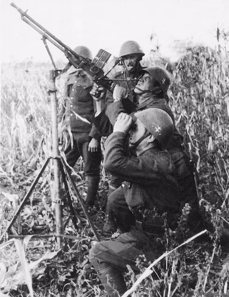 Bên cạnh khả năng chống bộ binh, ZB vz. 26 còn có thể được sử dụng như một khẩu súng máy phòng không với giá đỡ cố định, tầm bắn hiệu quả của khẩu trung liên này là 1.000m với tốc độ bắn lên đến 500 viên/phút, giới hạn duy nhất của nó là có hộp tiếp đạn hạn chế. Điều này cũng được khắc phục trong một số biến thể cải tiến ở mỗi nước. Nguồn ảnh: smallarms.ru