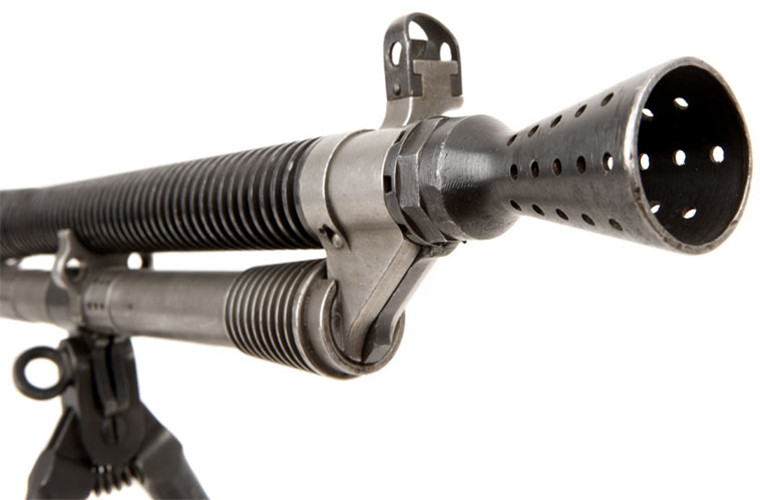 Trọng lượng của ZB vz. 26 là 10.5kg, dài 1.150mm và với nòng súng là 672mm. Hệ thống nhắm cơ bản của loại súng này điểm ruồi nhưng do hộp đạn nằm ngay trên thân súng nên nó được đặt lệch qua bên trái và được điều chỉnh bằng một nút xoay để phù hợp với phạm vi bắn. Nguồn ảnh: keywordhut.com