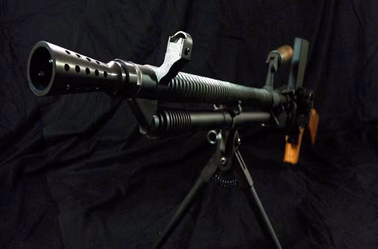 Về nguồn gốc của ZB vz. 26 tại Việt Nam thì có rất nhiều cách lý giải khác nhau khi mẫu trung liên này khá phổ biến trong Quân đội Trung Quốc khi đó và cả phát xít Nhật Bản cũng sử dụng nó. Tuy nhiên có một điều chắc chắn là Quân đội Pháp sau khi trở lại Đông Dương không được trang bị ZB vz. 26. Nguồn ảnh: Fanda - TV Nova.