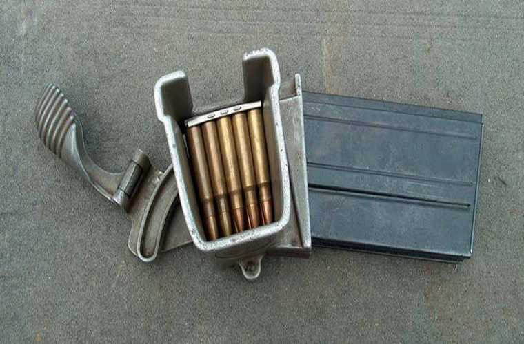 Hộp đạn của ZB vz. 26 được đặt ngay trên thân súng và nó sử dụng đạn tiêu chuẩn 7.92×57mm, hộp tiếp đạn của ZB vz. 26 được làm bằng thép có thể chứa 20 viên. Khe cắm hộp đạn tiếp đạn cũng được che chắn bằng một miếng che để chống bụi bẩn trong quá trình súng hoạt động. Nguồn ảnh: smallarms.ru