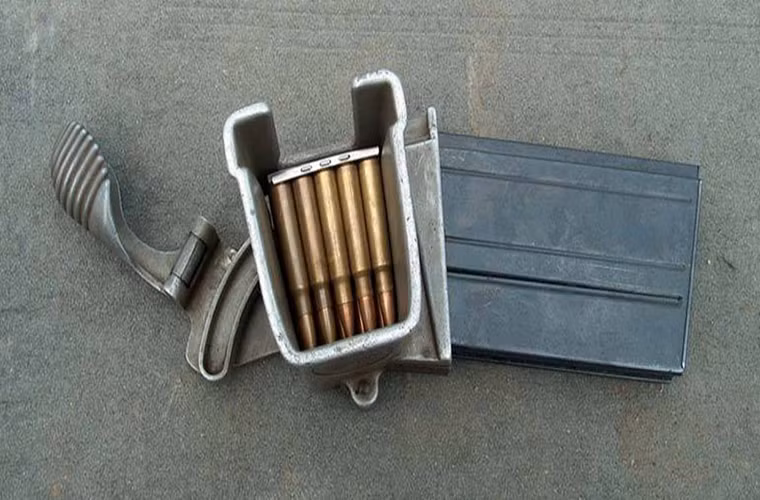 Hộp đạn của ZB vz. 26 được đặt ngay trên thân súng và nó sử dụng đạn tiêu chuẩn 7.92×57mm, hộp tiếp đạn của ZB vz. 26 được làm bằng thép có thể chứa 20 viên. Khe cắm hộp đạn tiếp đạn cũng được che chắn bằng một miếng che để chống bụi bẩn trong quá trình súng hoạt động. Nguồn ảnh: smallarms.ru