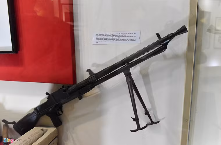 Trong số vũ khí quý giá trên không thể không kể đến khẩu trung liên ZB vz. 26 - một trong những vũ khí mạnh nhất của Trung đoàn Thủ Đô được trang bị vào tháng 12/1946. Khi đó, những khẩu súng trung liên như thế này là tài sản vô giá, giúp vệ quốc quân giành giật từng tấc đất thủ đô với thực dân Pháp. Nguồn ảnh: Zing News.