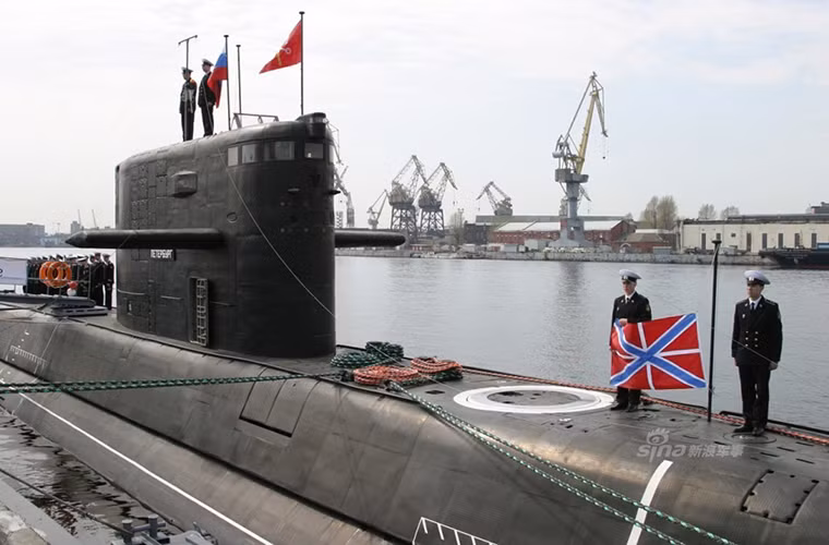 Tàu ngầm tấn công diesel-điện lớp Amur là biến thể xuất khẩu của lớp tàu ngầm Lada - một biến thể hiện đại hóa của lớp tàu ngầm huyền thoại Kilo, với sự thay đổi lớn về thiết kế nhằm cải thiện khả năng tác chiến dưới nước và quan trọng nhất là việc nó được trang bị công nghệ AIP (hệ thống động lực không dùng không khí). Nguồn ảnh: Sina.