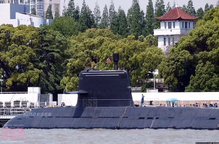 Type 039A có lượng giãn nước tối đa khoảng 3.600 tấn khi lặn có chiều dài cơ sở hơn 77m và cao 6.7m, nó có khả năng lặn sâu tối đa 400m cùng thủy thủ đoàn hơn 30 người. Hệ thống vũ khí của Type 039A khá cơ bản với 6 ống phóng ngư lôi 533m và có khả năng triển khai tên lửa chống hạm qua ống phóng ngư lôi. Nguồn ảnh: Sina.