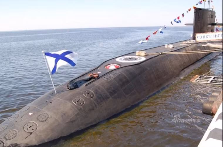 Cả Lada hay Amur đều là các lớp tàu ngầm đầu tiên của Nga được trang bị công nghệ AIP, chính điều này đã thu hút sự chú ý của Trung Quốc đối với Amur và khi sở hữu được nó chắc chắn Bắc Kinh sẽ sử dụng Amur để cải tiến các tàu ngầm diesel-điện nội địa của nước này. Nguồn ảnh: Sina.