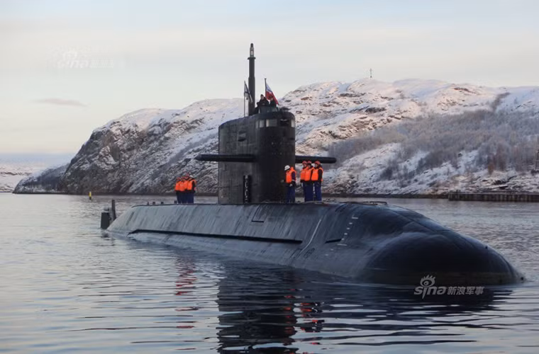 Cơ bản thì Amur với Lada giống nhau nhiều về kích thước, hình dạng. Sự khác biệt lớn nhất giữa Amur và Lada có lẽ là hệ thống vũ khí của chúng, khi Lada chỉ được trang bị các ống phóng ngư lôi 533mm thì Amur lại được tích hợp hệ thống ống phóng tên lửa thẳng đứng VLS có khả năng triển khai tên lửa hành trình hoặc tên lửa chống hạm siêu âm. Nguồn ảnh: Sina.