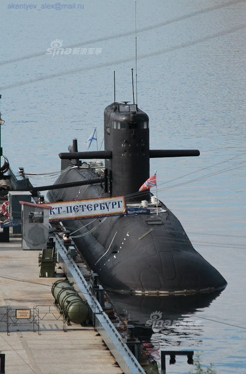 Trước đó vào giữa năm nay, có nhiều thông tin cho rằng Trung Quốc đang đàm phán với Tập đoàn xuất nhập khẩu vũ khí Rosoboronexport của Nga để đặt mua một số ít tàu ngầm Amur hoặc cả hai bên sẽ cùng nhau hợp tác phát triển và đóng mới ít nhất 4 tàu ngầm loại này. Nguồn ảnh: Sina.