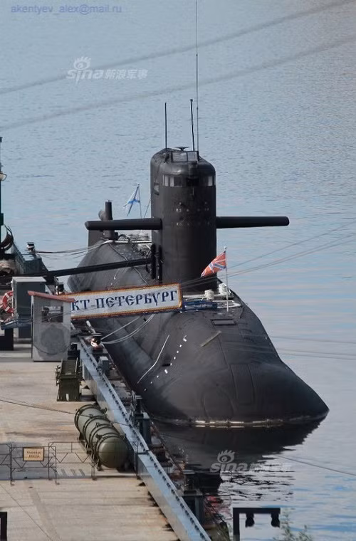 Trước đó vào giữa năm nay, có nhiều thông tin cho rằng Trung Quốc đang đàm phán với Tập đoàn xuất nhập khẩu vũ khí Rosoboronexport của Nga để đặt mua một số ít tàu ngầm Amur hoặc cả hai bên sẽ cùng nhau hợp tác phát triển và đóng mới ít nhất 4 tàu ngầm loại này. Nguồn ảnh: Sina.