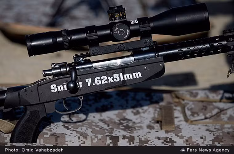Theo Army Recognition, hôm 12/12 Iran đã tổ chức một buổi thử nghiệm công khai súng trường bắn tỉa Taher do nước này tự thiết kế và chế tạo trong nước. Buổi thử nghiệm Taher được Quân đội Iran thực hiện tại trong trung tâm quân sự ở miền đông nam. Nguồn ảnh: Thông tấn xa Fars.