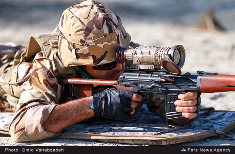 Trọng lượng của một khẩu SVD là khoảng 4.3kg chưa kể đạn, với chiều dài cơ sở 1225mm và dĩ nhiên nó sử dụng cỡ đạn 7.62×54mmR. Tầm bắn hiệu quả của SVD là 800m và tối đa là 1.300m. Nguồn ảnh: Thông tấn xa Fars.