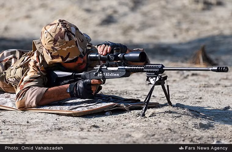 Với thiết kế hiện tại thì Iran còn khá nhiều việc để làm với khẩu súng trường bắn tỉa mới của mình khi nó còn quá nhiều nhược điểm, đó là chưa kể đến độ chính xác khi bắn của Taher. Nguồn ảnh: Thông tấn xa Fars.