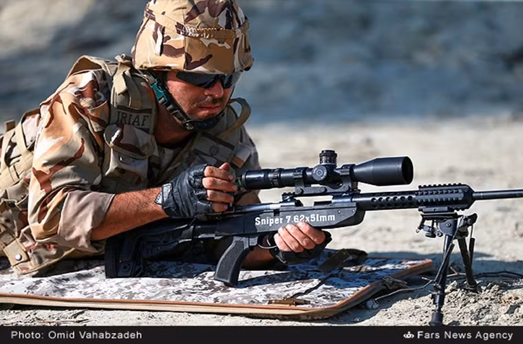 Cận cảnh súng trường bắn tỉa Taher của Iran với thiết kế khá đơn giản, toàn bộ khẩu súng này chỉ nặng khoảng 4.4kg kể cả ống ngắm quang học. Tuy nhiên nó có điểm khá hạn chế là không sử dụng hộp tiếp đạn mà sử dụng cơ chế bắn từng phát một. Nguồn ảnh: Thông tấn xa Fars.