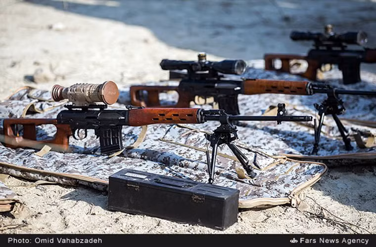 Trong ảnh là một số mẫu ống ngắm quang học do Iran tự chế tạo dành cho SVD trong đó có cả mẫu ống ngắm quang ảnh nhiệt RU60G và RU120G. Nguồn ảnh: Thông tấn xa Fars.