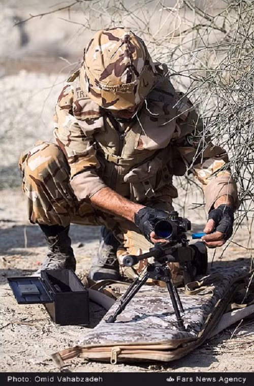 So với các mẫu súng trường bắn tỉa trước đây của Iran, Taher có thiết kế nhỏ gọn hơn rất nhiều bên cạnh đó nó còn sử dụng đạn cỡ 7.62x51mm của NATO thay vì đạn 7.62×54mmR như trước đây. Nguồn ảnh: Thông tấn xa Fars.