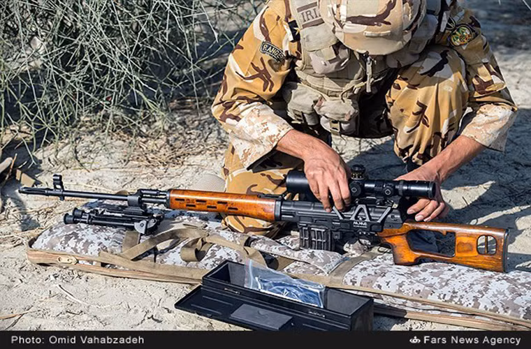 Trong buổi lễ giới thiệu Taher, Iran còn giới thiệu một số mẫu ống ngắm và cải tiến mới trên dòng súng trường bắn tỉa huyền thoại Dragunov SVD do Liên Xô chế tạo trước đây. SVD hiện cũng là súng trường bắn tỉa chủ lực của Iran hiện nay. Nguồn ảnh: Thông tấn xa Fars.