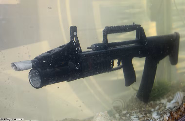 Theo Army Recognition, với khả năng hoạt động cả ở dưới nước lẫn trên cạn, mẫu súng trường tấn công ADS sẽ là mẫu vũ khí giúp lực lượng tác chiến đặc biệt của Hải quân Nga trở nên mạnh hơn bao giờ hết. Khác với các loại súng bắn dưới nước trước đây của Liên Xô, ADS cho phép người sử dụng tác chiến hiệu quả ở mọi loại môi trường mà không cần tới bất kỳ sự chuyển đổi nào. Nguồn ảnh: Vitally Kuzmin.