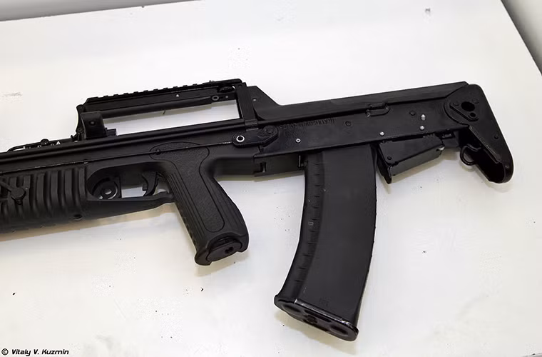 Một trong những yếu tố giúp ADS có thể hoạt động ở cả hai môi trường là việc nó sử dụng hai loại đạn khác nhau với mẫu đạn 5,45×39mm M74 dành cho trên cạn và 5,45×39mm PSP khi ở dưới nước. Và khi thay đổi môi trường hoạt động người nhái Nga chỉ cần thay đổi hộp tiếp đạn để tiếp tục sử dụng mẫu súng này đơn giản hơn rất nhiều so với APS. Nguồn ảnh: Vitally Kuzmin.