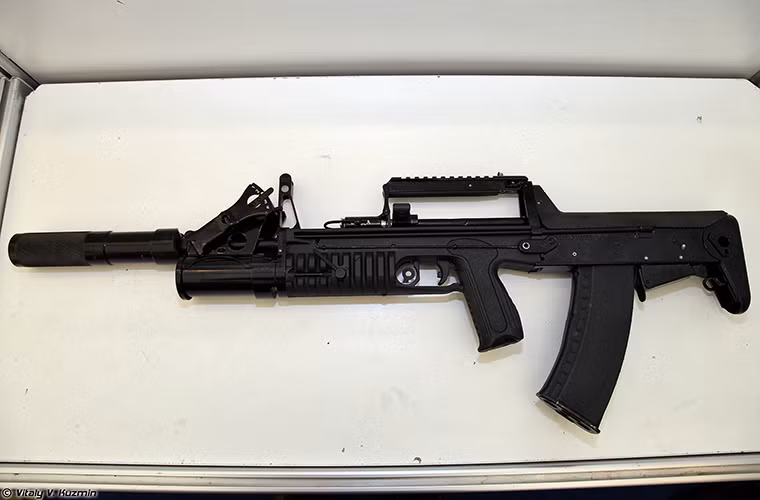 Điển hình như việc nạp đạn khí nén sẽ được điều chỉnh sang sử dùng khí hoặc nước bị nén, ngoài ra rãnh dẫn vỏ đạn của súng không nằm bên phải như các mẫu súng thông thường mà đẩy qua rãnh dẫn đạn ở phía trên thân súng ngay phía trên cụm cò với vỏ đạn được đẩy ra phía trước. Thiết kế này cũng tạo điều kiện giúp người thuận cả hai tay sử dụng ADS dễ dàng hơn một số dòng súng bullpup khác. Nguồn ảnh: Vitally Kuzmin.