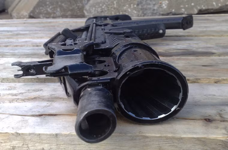 Về thiết kế, ADS có hình dáng khá giống mẫu súng trường tấn công dạng bullpup A-91M trước đó của Nga với cơ chế hoạt động vẫn nạp đạn bằng khí nén với bolt xoay. Tuy nhiên để hoạt động được dưới nước một số cơ chế hoạt động trên ADS cũng khác so với các mẫu súng thông thường. Nguồn ảnh: topwar.ru.