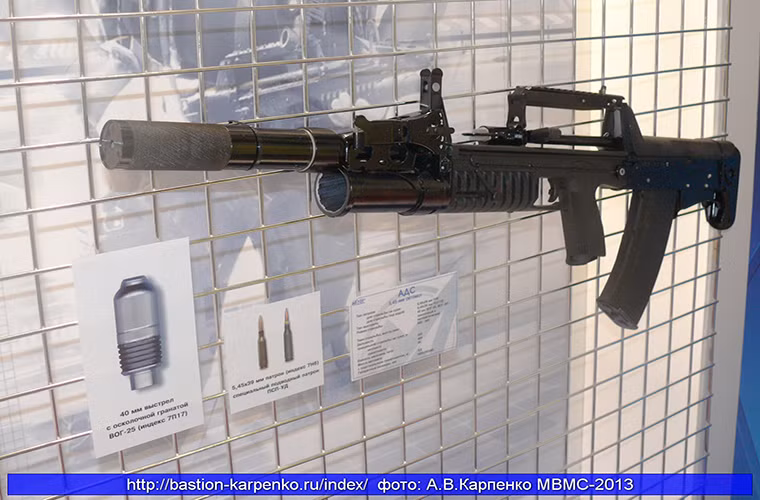 ADS là ứng cứ viên sáng giá duy nhất của Nga để thay thế các mẫu súng dưới nước như SPP-1 và súng trường tấn công APS vốn đã lỗi thời, cũng như khắc phục tình trạng người nhái Nga phải mang theo hai loại vũ khí khác nhau khi tác chiến dưới nước. Với yêu cầu đó, ADS phải trải qua chương trình thử nghiệm khắc nghiệt nhất từ Bộ Quốc phòng Nga trước khi được đưa vào trang bị chính thức vào năm 2013 nhưng cũng chỉ dừng lại ở mức hạn chế. Nguồn ảnh: bastion-karpenko.