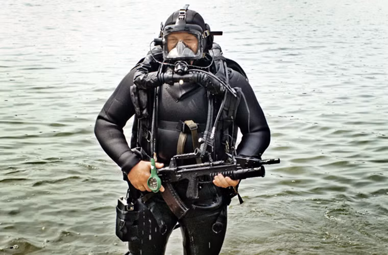 Súng trường tấn công đặc biệt ADS được đánh giá là mẫu súng có các tính năng kỹ chiến thuật tốt, nhưng cũng có một số mặt hạn chế nhất là trọng lượng của súng còn quá nặng mặc dù nó đã được làm bằng vật liệu tổng hợp siêu nhẹ, bù lại khi ở dưới nước nó lại là mẫu vũ khí tuyệt vời mà không phải quốc gia nào cũng có. Nguồn ảnh: KP.ru