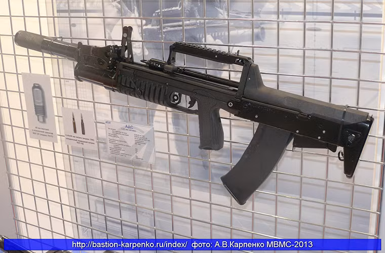 Giống nhiều mẫu súng khí độc đáo khác của Nga, ADS cũng do Cục thiết kế khí cụ Tula phát triển nhằm đáp ứng yêu cầu về một loại vũ khí có thể hoạt động dưới dành cho các đơn vị đặc nhiệm của Nga. Và nó phải khắc phục được các nhược điểm của một số mẫu súng bắn dưới nước hiện có là chỉ có thể bắn được dưới nước nhưng lại không hoạt động hiệu quả trên cạn. Nguồn ảnh: bastion-karpenko.