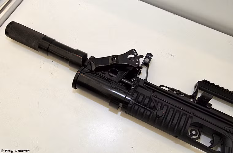 Tuy được thiết kế để hoạt động dưới nước nhưng ADS cũng được tích hợp sẵn một súng phóng lựu 40mm sử dụng đạn VOG-25 và VOG-25P, mẫu vũ khí hỗ trợ này có thể gắn vào hoặc tháo ra tùy yêu cầu nhiệm vụ có thể tháo rời. Một cải tiến nữa là ADS được làm bằng vật liệu tổng hợp giúp nó chống bị ăn mòn khi hoạt động dưới nước vốn xảy ra trên APS. Nguồn ảnh: Vitally Kuzmin.