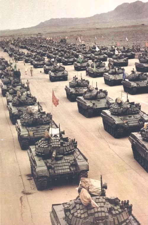 Trong hình là đội hình xe tăng chiến đấu chủ lực T-72 của Iran với giáp phản ứng nổ Kontakt-1 được phát triển từ những năm 1980, hiện tại Iran đã làm chủ được công nghệ Kontakt-1 nội địa. Nguồn ảnh: gallery.military.ir.