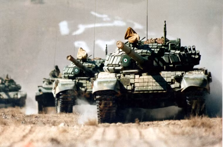 Sau khi bắt đầu thoát khỏi các biện pháp trừng phạt của Liên Hợp Quốc do liên quan đến chương trình phát triển hạt nhân, Iran gần như lập tức quay lại thị trường vũ khí quốc tế với một loạt thương vụ mua sắm mới. Tuy nhiên bên cạnh đó Tehran cũng thường đưa ra một số tuyên bố trái chiều nhằm gây sức ép với công ty quốc phòng muốn làm ăn với nước này nhầm thay đổi các điều khoản hợp đồng có lợi hơn cho mình. Nguồn ảnh: gallery.military.ir.