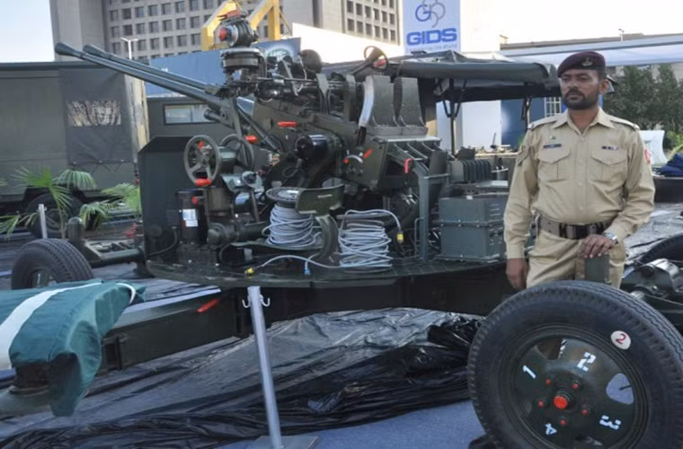 Ngoài thiết bị định vị laser, thì máy tính đường đạn và tổ hợp vận hành được tích hợp sẵn trên Type 63. Tuy nhiên việc tái nạp đạn của khẩu pháo này vẫn cần tới sự hổ trợ của con người khi cơ số đạn nó mang theo khá hạn chế. Nguồn ảnh: urban.pk