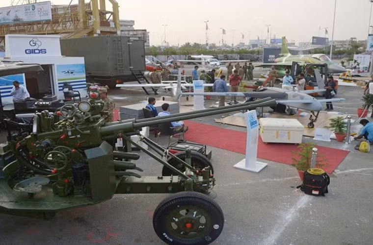 Mỗi khẩu pháo phòng không 37mm tự động được tích hợp sẵn hệ thống quan sát quang điện tử và nó có thể hoạt động ở ba chế khác nhau gồm điều khiển bằng tay thông thường, bán tự động và tự động. Còn thiết bị định vị bằng laser và máy tính đường đạn tự động có thể được sử dụng chung cho một hoặc nhiều khẩu pháo. Nguồn ảnh: Sina