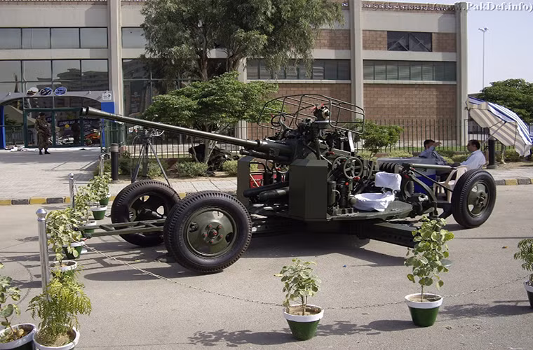 Có một điều rất đáng ngạc nhiên là, chương trình nâng cấp pháo 37mm của Pakistan khởi động từ năm 2014 đến nay mới hoàn thành. Tuy nhiên, công nghiệp quốc phòng Việt Nam đã hoàn thành nâng cấp pháo 37mm từ lâu với đầy đủ tính năng tương đương. Mà đáng lưu ý, ngành CNQP Việt Nam vốn dĩ không thể bằng Pakistan - chế tạo được xe tăng, tên lửa đạn đạo. Đây thực sự là sự vươn lên vượt bậc, tiến bộ đáng kinh ngạc của CNQP Việt Nam. Nguồn ảnh: Sina