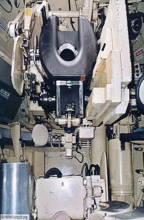 Hệ thống vũ khí chính trên Jaguar là pháo nòng xoắn M68 105mm được Mỹ phát triển dựa trên mẫu pháo Ordnance L7 105mm của Anh. M68 được đánh giá có độ ổn định cao hơn hẳn pháo 100mm được trang bị trên Type 59, cơ số đạn tối đa được trang bị cho M68 trên Jaguar 34 viên và nó có tốc độ bắn lên đến 10 phát/phút. Nguồn ảnh: kotsch88