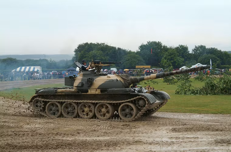 Trong khi đó nó cũng trang bị thêm hộp số tự động Allison XTG-411, tuy nhiên điểm mấu chốt ở đây là toàn bộ hệ thống khung gầm bánh xích và hệ thống treo của Type 59 vẫn được giữa nguyên trên Jaguar. Thiết kế này nhiều khả năng là do sự tác động của phía Trung Quốc khi họ vẫn muốn duy trì các công nghệ vốn có của mình trên dòng xe tăng mới hay nói cách khác là âm thầm tự nội địa hóa Jaguar khi thích hợp. Nguồn ảnh: World of Tanks