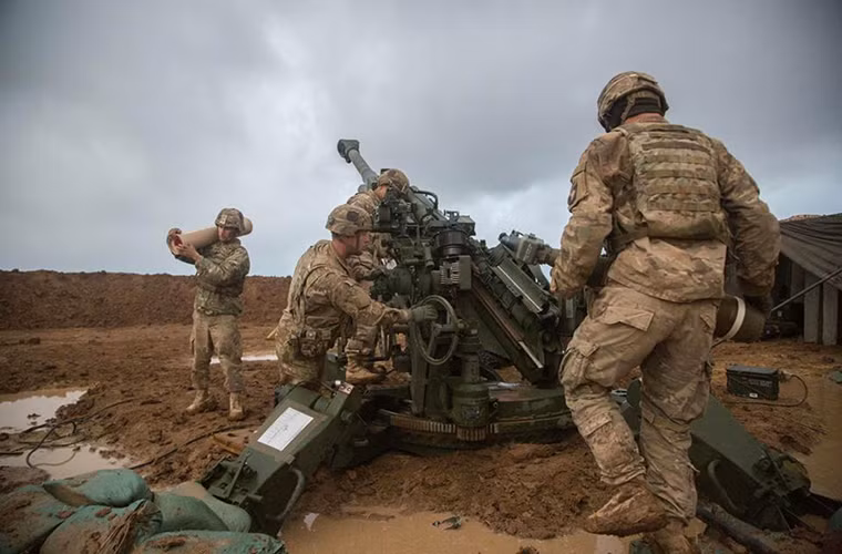 Dù mới được đưa vào trang bị từ năm 2005 nhưng M777 đã trải qua ít nhất 3 lần nâng cấp với biến thể phổ biến nhất hiện nay là M777A2, với việc trang bị thêm hệ thống màn hình tinh thể lỏng hiển thị thông số và đường đạn, cập nhật phần mềm, cải tiến hệ thống điện, cảm biến đầu nòng cho máy tính đường đạn. Mục tiêu chính của gói nâng cấp này vẫn là để M777 có thể thích ứng được với mẫu đạn thông minh Excalibur. Nguồn ảnh: Quân đội Mỹ.