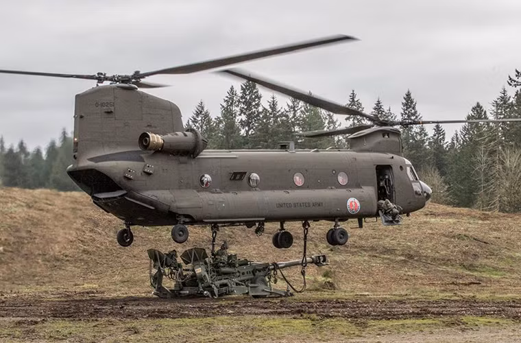 Một trong những ưu điểm nữa của M777 là nó có thể được không vận bằng trực thăng CH-47 hay máy bay MV-22 Osprey nhờ có trọng lượng nhẹ và gọn hơn nhiều mẫu pháo khác. Một chiếc vận tải cơ quân sự C-130J của Quân đội Mỹ hoàn toàn có thể mang theo 2 khẩu M777 cũng lúc. Nguồn ảnh: Quân đội Mỹ.