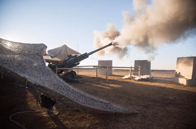 Với cỡ nòng 155mm, M777 có thể bắn nhiều loại đạn pháo tiêu chuẩn NATO khác nhau gồm: đạn nổ phá mảnh thông thường M107 với tầm bắn hiệu quả 24km; đạn nổ mạnh phá mảnh M795 có tầm bắn 22.5km và đạn tăng tầm có tầm bắn lên tới 30km. Giống như nhiều mẫu pháo hiện đại khác trên thế giới M777 còn có thể triển khai được đạn pháo dẫn đường thông minh cụ thể hơn ở đây là M982 Excalibur với tầm bắn tối đa 40km và có bán kính lệch mục tiêu chỉ 5m. Nguồn ảnh: Quân đội Mỹ.