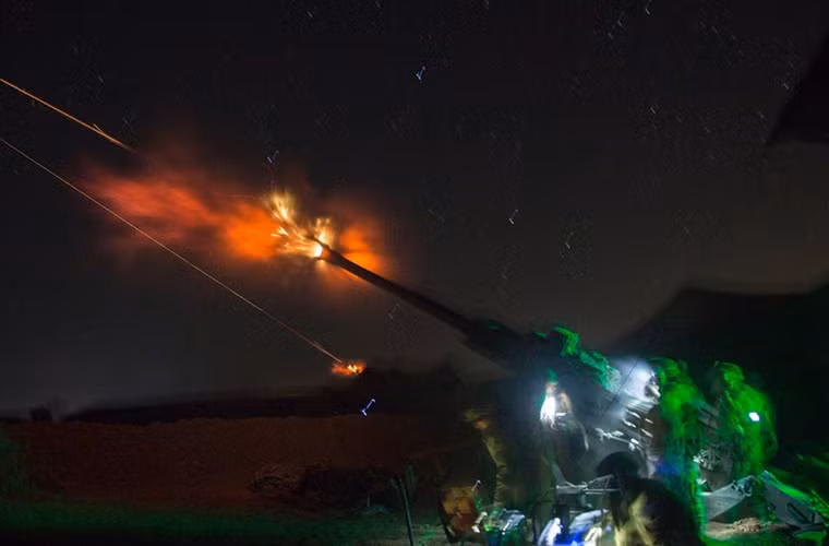 Để đảm bảo khả năng tác chiến M777 cũng được thiết kế để có thể hoạt động ở nhiều loại điều kiện thời tiết lẫn môi trường khác nhau không chỉ vào ban ngày mà cả ban đêm. Và ngay cả trong điều kiện xấu nhất độ chính xác khi bắn của mẫu pháo này cũng không thay đổi. Nguồn ảnh: Quân đội Mỹ.