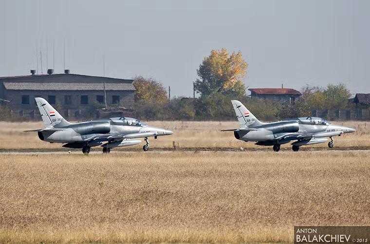 Được biết vào đầu năm 2015, Iraq đã đồng ý đặt mua 12 chiếc L-159A biến thể một chỗ ngồi, 2 chiếc L-159T1 biến thế hai chỗ ngồi dành cho huấn luyện cùng với đó là ba khung gầm cơ sở và phụ tùng thay thế cho dòng chiến đấu cơ này. Những chiếc tiêm kích L-159 đầu tiên được Aero Vodochody chuyển giao cho Không quân Iraq là vào tháng 11/2015 và ngay lập tức số máy bay này được điều động tham gia vào các chiến dịch quân sự chống IS. Nguồn ảnh: balakchiev.com