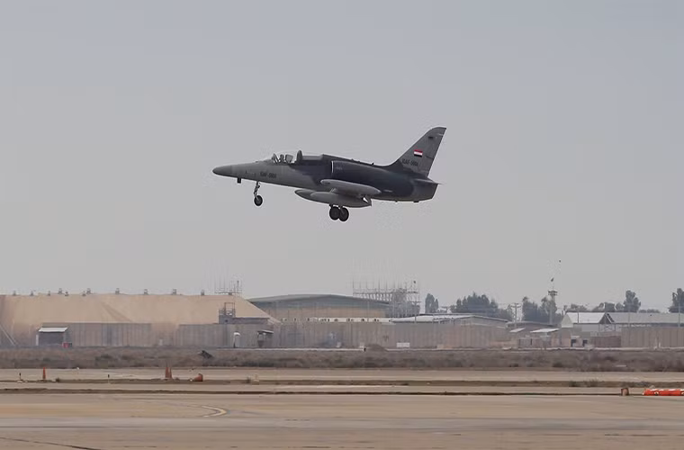 Biến thể chiến đấu cơ L-159A của Không quân Iraq hiện tại có thể hoạt động gần như là một mẫu tiêm kích đa năng khi nó vừa có thể đảm nhận nhiệm vụ không đối không, không đối đất và cả trinh sát. L-159A còn được trang bị hệ thống radar đa kênh xung Doppler Grifo-F cho phép máy bay tác chiến trong mọi điều kiện thời tiết kể cả ban đêm, đây có thể xem như là một lợi thế của Iraq khi phải thực hiện các đợt không kích IS vào ban đêm. Nguồn ảnh: zpravy.idnes.cz