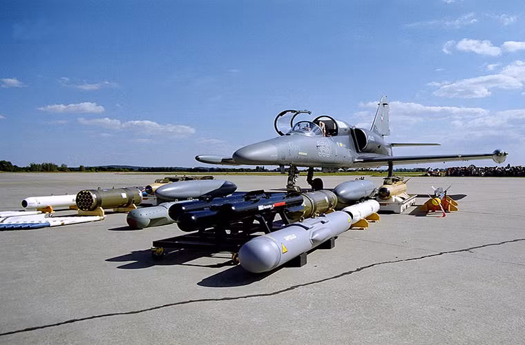 L-159A được trang bị 7 giá treo vũ khí với khả năng mang theo hơn 2.3 tấn vũ khí các loại trong đó có các dòng tên lửa tấn công mặt đất như AGM-65 Maverick, bom dẫn đường bằng laser và bom không điều khiển. Đối với các mục tiêu tầm thấp L-159A cũng có thể sử dụng pháo tự động PL-20 20mm mà có được trang bị sẵn. Nguồn ảnh: Defense Industry Daily