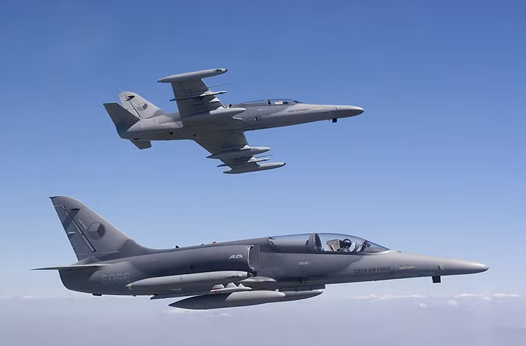 Hệ thống động cơ chính của L-159 là động cơ phản lực Honeywell F124 -GA-100 có công suất 6.330lbf cho phép máy bay có thể di chuyển với vận tốc 936km/h ở trần bay tối đa hơn 13.000m. Trọng lượng cất cánh tối đa của nó là 8.000kg. Nguồn ảnh: Defense Industry Daily