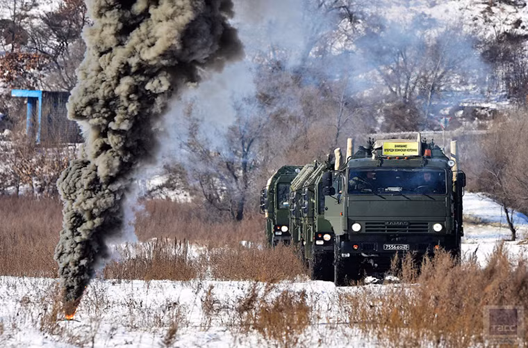 Bên cạnh đó, đi kèm các bệ phóng di động của Iskander-M còn có xe tái nạp đạn tên lửa cũng sử dụng khung gầm MZKT-79.306, trung tâm chỉ huy tác chiến di động, xe thông tin và các đơn vị hỗ trợ hậu cần khác. Nguồn ảnh: TASS.