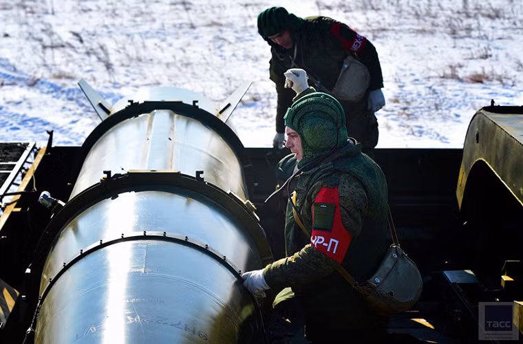 Bản thân Iskander-M được thiết kế để tiêu diệt nhiều loại mục tiêu khác nhau từ các tổ hợp vũ khí thông thường cho đến trung tâm chỉ huy, cơ sở hạ tầng quân sự của đối phương. Bên cạnh các loại đầu đạn thông thường Iskander-M cũng có thể triển khai cả vũ khí hạt nhân chiến thuật với tầm bắn hiệu quả từ 400-500km. Nguồn ảnh: TASS.