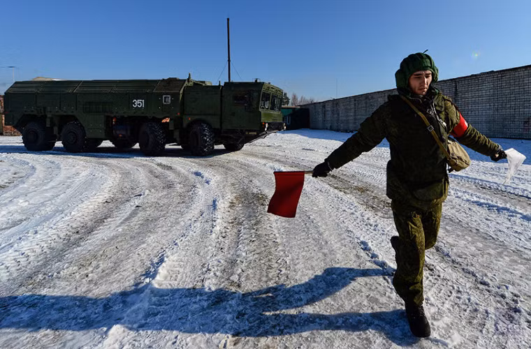 Mỗi bệ phóng di động của Iskander-M được đặt trên khung gầm đặc chủng 8x8 bánh MZKT-79.306 có khả năng mang theo từ 1-2 tên lửa. Mỗi tổ hợp Iskander-M được trang bị tới 3 bệ phóng di động. Nguồn ảnh: TASS.
