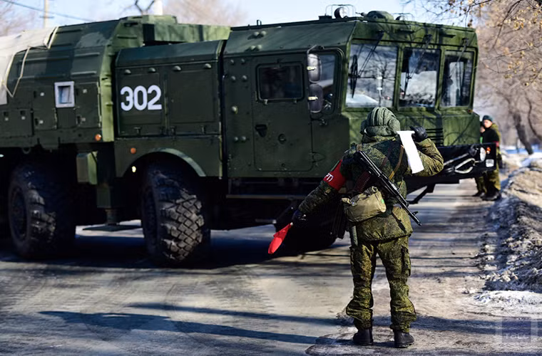 Thiết kế của tổ hợp tên lửa Iskander-M cho phép nó có thể cơ động triển khai ở nhiều loại địa hình, cũng như dễ dàng cho việc ngụy trang che dấu tổ hợp tên lửa này trong trường hợp khẩn cấp. Nguồn ảnh: TASS.