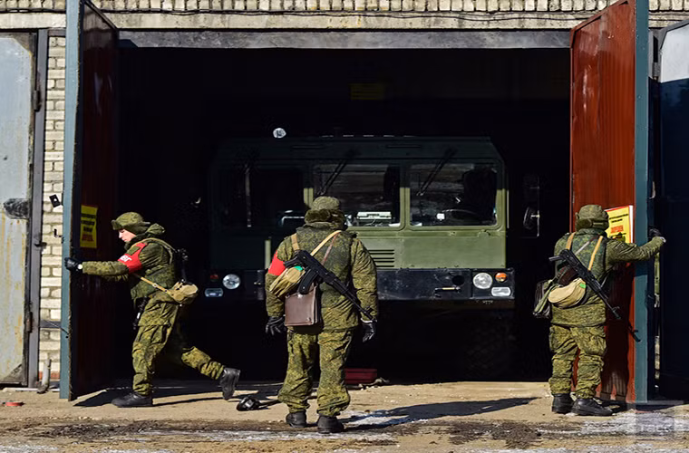 Hãng thông tấn TASS của Nga vừa cho đăng tải phóng sự ảnh ghi lại đợt huấn luyện sẵn sàng chiến đấu của một đơn vị tên lửa chiến lược Nga tại vùng Ussuri nằm sát biên giới Trung Quốc. Điều đặc biệt là đơn vị chiến lược này lại được trang bị các tổ hợp tên lửa đạn đạo Iskander-M vốn được mệnh danh là cơn ác mộng của Phương Tây. Nguồn ảnh: TASS.