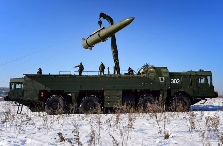 Đạn tên lửa của Iskander-M nặng tới 3.8 tấn, dài 7.3m và được trang bị một đầu đạn tiêu chuẩn nặng từ 480-730kg do đó quá trình tái nạp đạn tên lửa cần tới sự hỗ trợ của cần cẩu chuyên dụng được tích hợp sẵn trên xe nạp. Nguồn ảnh: TASS.