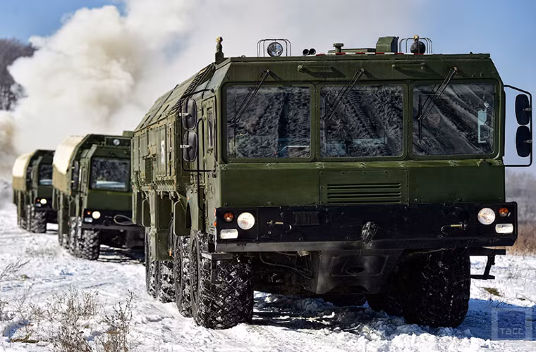 Trong ảnh là một bệ phóng di động 9T250 của Iskander-M, đi theo sau nó là hai xe tái nạp đạn tên lửa mang theo ít nhất 4 đạn tên lửa. Nguồn ảnh: TASS.