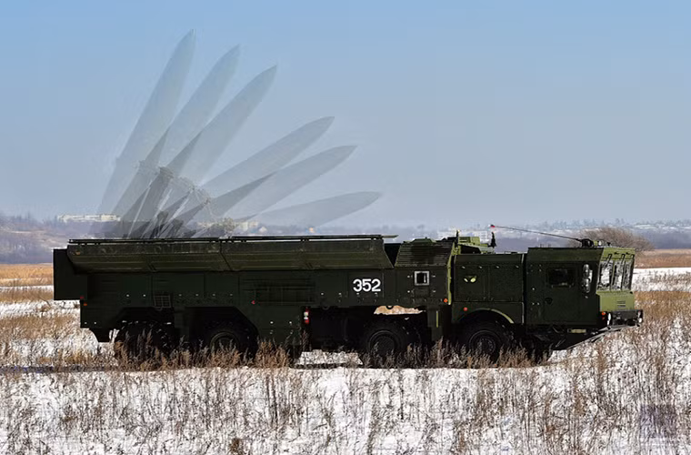 Công nghệ dẫn đường tiên tiến cũng chính là một trong những điều tạo thêm sức mạnh cho Iskander-M, với hệ thống dẫn đường quán tính ở giai đoạn đầu, giai đoạn giữa tên lửa được cập nhật thông số về mục tiêu bằng vệ tinh và giai đoạn cuối nó lại sử dụng hệ thống dẫn đường quang học để tìm và diệt mục tiêu. Nguồn ảnh: TASS.